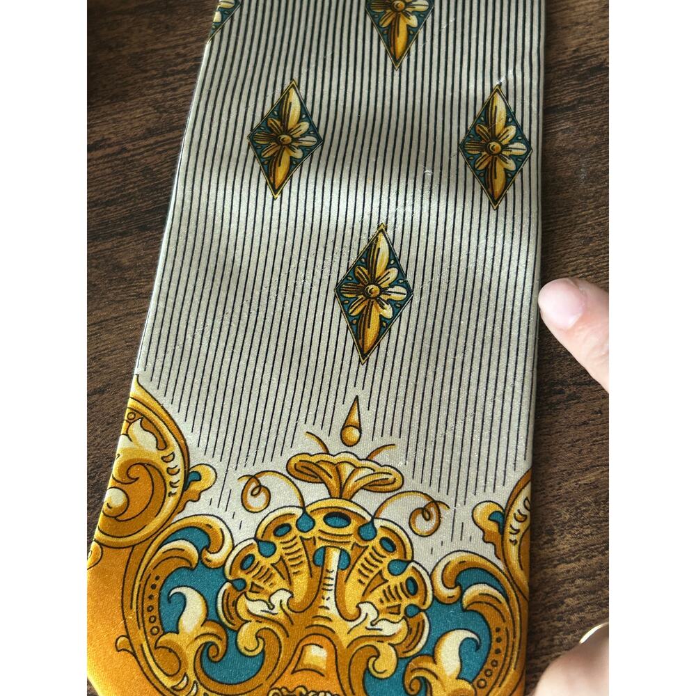 🖤💛 Vintage Gianni Versace Versus Silk Tie – Baroque + Diamond Motif - Picture 6 of 9